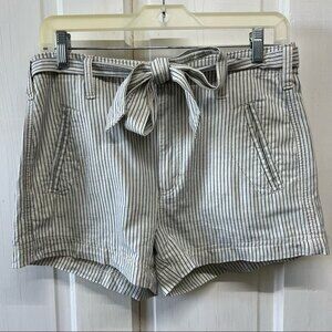 American Eagle pin‎ stripe shorts size 4 slit pockets and bow belt detail